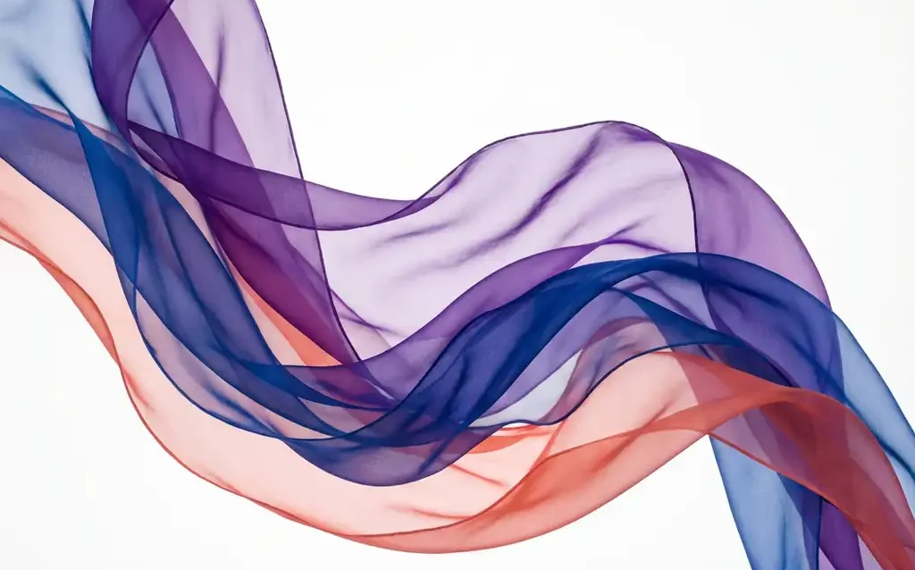 Vloeiende transparante linten in saffierblauw, violet en koraal met elegante organische curves op witte achtergrond