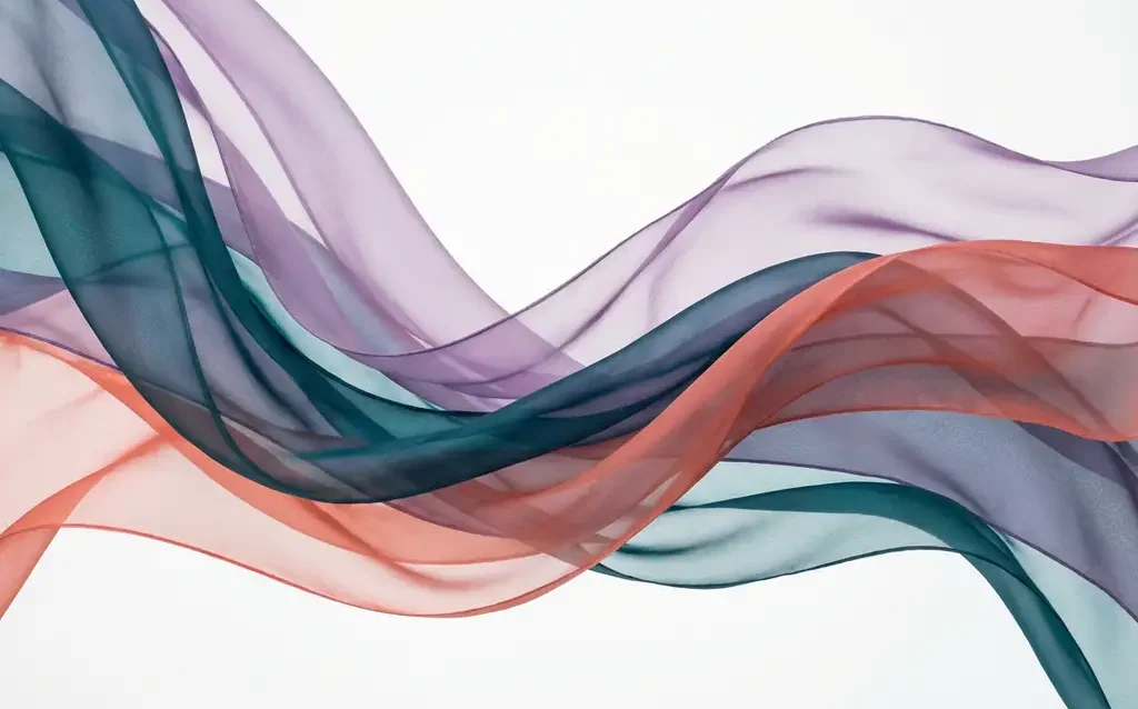 Abstracte compositie van doorschijnende linten in teal, paars en koraal op witte achtergrond met vloeiende beweging