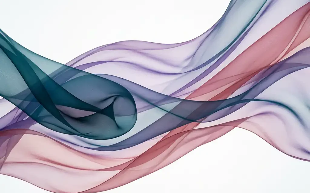 Transluzente Bänder in Blaugrün, Violett und Rosa fließen in organischen Wellen über weißem Hintergrund mit seidiger Tiefe.