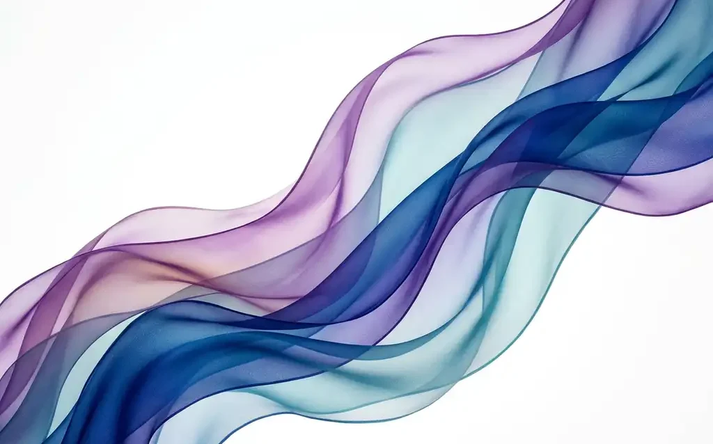 Fließende, transparente Bänder in Tiefblau, Türkis und Violett in sanften Wellen auf weißem Hintergrund.